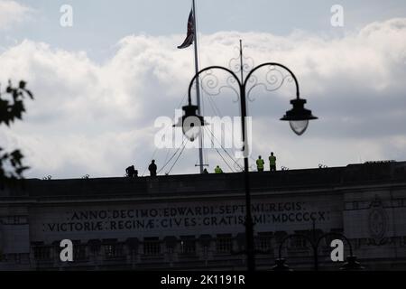 Londra, Regno Unito. 14th Set, 2022. Una grande folla si è riunita intorno a Trafalgar Square e circonda in un vano tentativo di vedere la processione della bara di HM la regina spettatori in cima all'Admiralty Arch con la bandiera a mezzo albero Credit: Ian Davidson/Alamy Live News Foto Stock