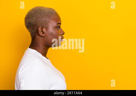 Profilo vista laterale primo piano foto di bella signora hanno corto parrucchiere salone barbiere negozio guardare copia spazio isolato su sfondo giallo colore Foto Stock