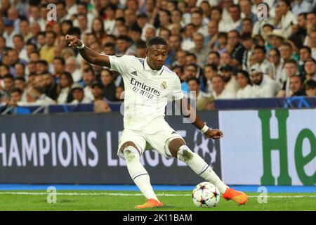 Madrid, Spagna. 14th Set, 2022. La Vinícius Júnior del Real Madrid in azione durante il Champions League Match Day 2 tra il Real Madrid e il RB Leipzig allo stadio Santiago Bernabeu di Madrid, in Spagna, il 14 settembre 2022. Credit: Edward F. Peters/Alamy Live News Foto Stock