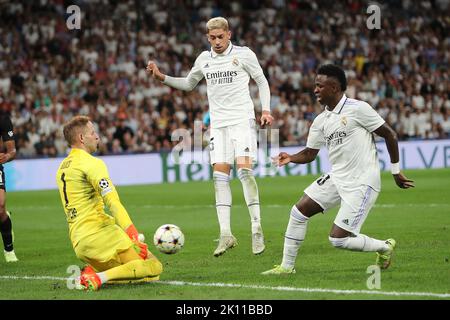 Madrid, Spagna. 14th Set, 2022. La Vinícius Júnior del Real Madrid in azione durante il Champions League Match Day 2 tra il Real Madrid e il RB Leipzig allo stadio Santiago Bernabeu di Madrid, in Spagna, il 14 settembre 2022. Credit: Edward F. Peters/Alamy Live News Foto Stock