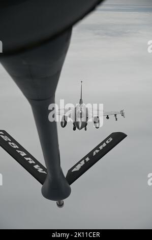 Un F-16 Fighting Falcon assegnato alla 148th Fighter Wing si avvicina a un KC-135 Stratotanker, assegnato alla 128th Air Refueling Wing, Wisconsin Air National Guard, durante una missione di rifornimento, il 9 settembre 2022. La missione ha avuto luogo durante un Employer Support della Guardia e Riserva Boss Lift. (STATI UNITI Air National Guard foto di A1C Tylin Rust) Foto Stock