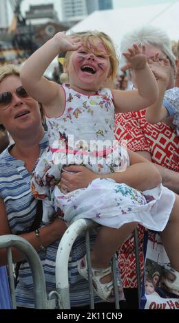 ELLA KERTON, 4 ANNI, PUNTA IL SUO MARCHIO DAD PO KERTON COME DIAMANTE HMS, TORNATO A PORTSMOUTH DOPO AVER CONTRIBUITO A BANDIRE ARMI CHIMICHE DALLA SIRIA. PIC MIKE WALKER, MIKE WALKER IMMAGINI, 2014 Foto Stock