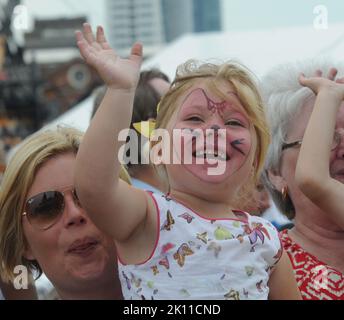 ELLA KERTON, 4 ANNI, PUNTA IL SUO MARCHIO DAD PO KERTON COME DIAMANTE HMS, TORNATO A PORTSMOUTH DOPO AVER CONTRIBUITO A BANDIRE ARMI CHIMICHE DALLA SIRIA. PIC MIKE WALKER, MIKE WALKER IMMAGINI, 2014 Foto Stock