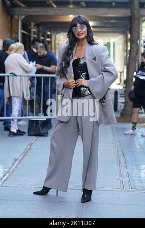 New York, NY, Stati Uniti. 14th Set, 2022. Jameela Jamil, LA VISTA fuori e circa per Celebrity Candids - MER, New York, NY 14 settembre 2022. Credit: Kristin Callahan/Everett Collection/Alamy Live News Foto Stock