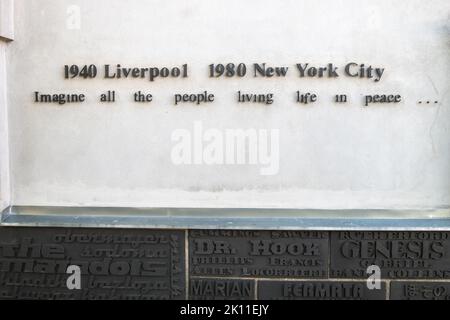 Bardejov, Slovacchia. Cartello da parete museo dei Beatles Immaginate tutte le persone che vivono la vita in pace dalla canzone. Data e luogo di nascita e morte di John Lennon. Foto Stock