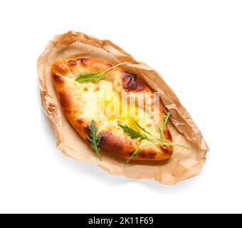 Gustoso Ajarian khachapuri isolato su sfondo bianco Foto Stock