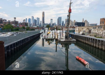 Il canale Gowanus nel quartiere Gowanus di Brooklyn, Barges e Buoy a Canal, Brooklyn, NY, USA. Foto Stock