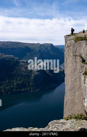 Strand, Norvegia - 6 giugno 2022: Paesaggi meravigliosi in Norvegia. Camminando attraverso il sentiero fino alla roccia del pulpito Preikestolen. Giornata primaverile soleggiata Foto Stock