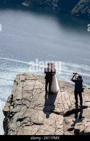 Strand, Norvegia - 6 giugno 2022: Paesaggi meravigliosi in Norvegia. Camminando attraverso il sentiero fino alla roccia del pulpito Preikestolen. Giornata primaverile soleggiata Foto Stock