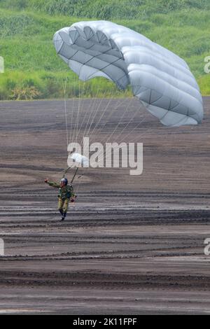 Un paracadutista del Giappone Ground Self-Defense Force paracadute display Foto Stock