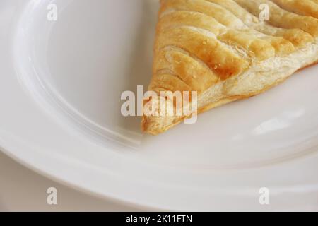 Ricambio di mele isolato, croissant, torta. Pasticceria, panetteria sul piatto bianco. Sfondo bianco. Vista dall'alto. Primo piano. Spazio di copia Foto Stock