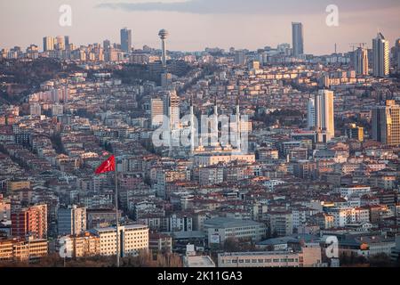 Ankara, Turchia - 13 aprile 2022: Una scena dalla capitale della Turchia con la moschea di Kocatepe centrata. Moschea di Kocatepe ad Ankara. Foto Stock