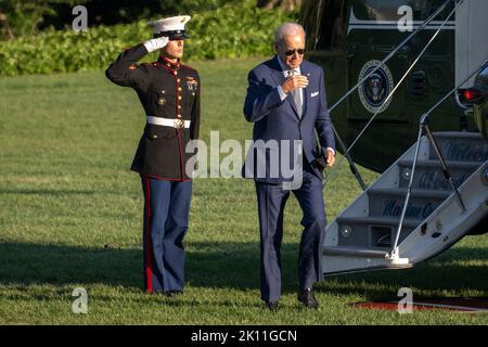 Washington, Stati Uniti d'America. 14th Set, 2022. Il presidente degli Stati Uniti Joe Biden torna nel prato meridionale della Casa Bianca a Washington DC da una gita di un giorno a Detroit, Michigan, il 14 settembre 2022. Il presidente ha girato il Detroit Auto Show e ha fatto le osservazioni evidenziando il boom di produzione di veicoli elettrici.Credit: Ron Sachs/Pool/Sipa USA Credit: Sipa USA/Alamy Live News Foto Stock