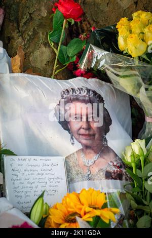 Londra Regno Unito. 14 settembre 2022. I membri del pubblico continuano a portare fiori e messaggi personali di cordoglio a Green Park vicino a Buckingham Palace per esprimere la loro tristezza e la loro simpatia dopo la morte della regina Elisabetta II, il più lungo monarca britannico che serviva, morto al castello di Balmoral il 8 settembre.Photo Horst A. Friedrichs Alamy Live Notizie Foto Stock