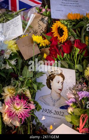 Londra Regno Unito. 14 settembre 2022. I membri del pubblico continuano a portare fiori e messaggi personali di cordoglio a Green Park vicino a Buckingham Palace per esprimere la loro tristezza e la loro simpatia dopo la morte della regina Elisabetta II, il più lungo monarca britannico che serviva, morto al castello di Balmoral il 8 settembre.Photo Horst A. Friedrichs Alamy Live Notizie Foto Stock