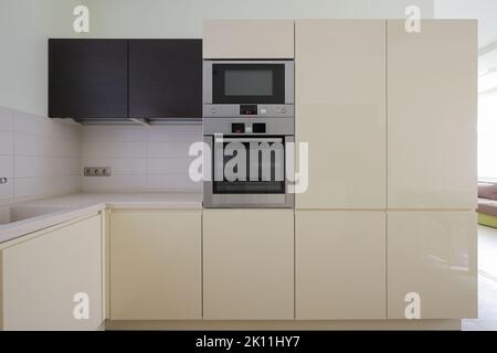 Moderno forno a microonde e forno a muro mobili da cucina Foto Stock