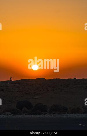 Ripresa verticale del tramonto d'oro nel deserto del rum wadi in Giordania. Foto di alta qualità Foto Stock