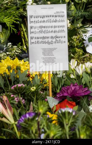 Windsor, Regno Unito. 14th Settembre 2022. Spartiti per il National Anthem sono esposti con tributi floreali alla Regina Elisabetta II alla porta di Cambridge fuori dal Castello di Windsor. La regina Elisabetta II, il monarca più longevo del Regno Unito, morì a Balmoral di 96 anni il 8th settembre dopo un regno della durata di 70 anni e sarà sepolta nella cappella commemorativa di Re Giorgio VI a Windsor a seguito di un funerale di stato nell'Abbazia di Westminster il 19th settembre. Credit: Notizie dal vivo di Mark Kerrison/Alamy Foto Stock