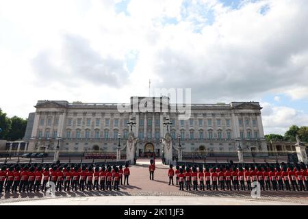 La Band of the Coldstream Guards marciò davanti alla bara della Regina Elisabetta II, adornata con uno Standard reale e la Corona di Stato Imperiale e trainata da una carrozza di pistola della Royal Horse Artillery della truppa del Re, durante una processione da Buckingham Palace al Palazzo di Westminster, A Londra mercoledì 14 settembre 2022, dove si trova la bara della Regina Elisabetta II, si trova in stato. La regina Elisabetta II si troverà nello stato nella Westminster Hall all'interno del Palazzo di Westminster, da mercoledì a poche ore prima del suo funerale di lunedì, con enormi code che si prevede di archiviare oltre la sua bara per p Foto Stock