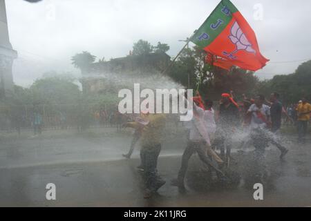 KOLKATA, INDIA - 13 SETTEMBRE: La polizia di Kolkata ha usato cannoni ad acqua per disperdere i sostenitori del Bharatiya Janata Party (BJP) durante un rally di protesta contro la presunta corruzione dei leader del Congresso Trinamool di fronte al ponte Howrah il 13 settembre 2022 a Kolkata, India. Molti leader e sostenitori del BJP sono stati feriti in carica dalla polizia. Anche alcuni leader del BJP, tra cui il capo di stato del partito Sukanta Majumdar e Suvendu Adhikari, che hanno partecipato alla marcia, sono stati arrestati dalla polizia insieme ai loro sostenitori. Audizione dell'appello del BJP contro alti funzionari statali per un proattivo Foto Stock