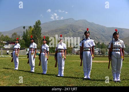 India. 14th Set, 2022. GANDERBAL, INDIA - 14 SETTEMBRE: Membri del National Cadet Corps (NCC) durante una sessione di formazione al lago Manasbal il 14 settembre 2022 a Ganderbal, India. La Marina indiana ha rivivuto l'area di addestramento navale al lago Manasbal dopo 33 anni per fornire addestramento ai cadetti di NCC. Circa 100 cadetti NCC in tutta l'India, tra cui J&K, partecipano all'esercizio. (Foto di Waseem Andrabi/Hindustan Times/Sipa USA) Credit: Sipa USA/Alamy Live News Foto Stock