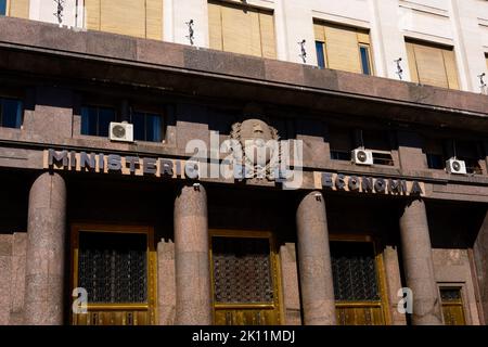 Buenos Aires, Argentina. Settembre 04, 2022. L'edificio del Ministero dell'Economia (Ministerio de Economia) è la tesoreria di Stato del paese e un ministero Foto Stock