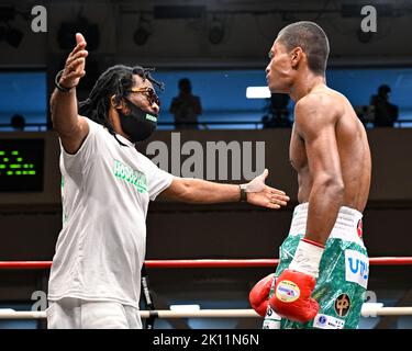 Tokyo, Giappone. 13th Set, 2022. Il campione del Giappone Andy Hiraoka (L) si congratula con il suo allenatore e padre Justice Codjoe dopo aver vinto il WBO Asia Pacific Super Lightweight Bout di boxe alla Korakuen Hall di Tokyo, Giappone, 13 settembre 2022. Credit: Hiroaki Finito Yamaguchi/AFLO/Alamy Live News Foto Stock