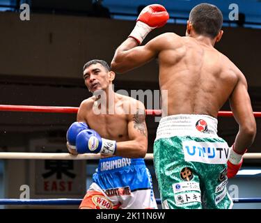 Tokyo, Giappone. 13th Set, 2022. Il campione Andy Hiraoka (guanti rossi) del Giappone e lo sfidante Alvin Lagumbay (guanti blu) delle Filippine si sfidano durante il loro incontro di pugilato di peso super leggero della WBO Asia Pacific alla Korakuen Hall di Tokyo, Giappone, 13 settembre 2022. Credit: Hiroaki Finito Yamaguchi/AFLO/Alamy Live News Foto Stock