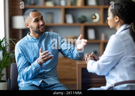 Bel giovane afroamericano che ha appuntamento con il medico Foto Stock