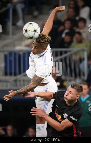 Madrid, Spagna. 14th Set, 2022. Mariano Diaz (L) del Real Madrid vies con Willi Orban di Lipsia durante la loro partita di gruppo F della UEFA Champions League a Madrid, Spagna, il 14 settembre 2022. Credit: Meng Dingbo/Xinhua/Alamy Live News Foto Stock