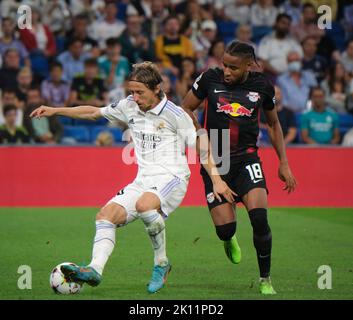 Madrid, Spagna. 14th Set, 2022. Luka Modric (L) del Real Madrid vies con Christopher Nkunku di Lipsia durante la loro partita del gruppo F della UEFA Champions League a Madrid, Spagna, il 14 settembre 2022. Credit: Meng Dingbo/Xinhua/Alamy Live News Foto Stock