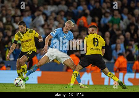 Manchester, Regno Unito. 14th Set, 2022. Erling Haaland (C) di Manchester City sfida Raphael Guerreiro (L) di Borussia Dortmund durante la partita UEFA Champions League Group G a Manchester, in Gran Bretagna, il 14 settembre 2022. Credit: Notizie dal vivo su Xinhua/Alamy Foto Stock