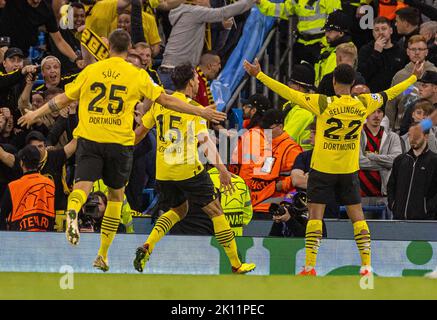 Manchester, Regno Unito. 14th Set, 2022. Jude Bellingham (R) di Borussia Dortmund festeggia dopo aver segnato il primo gol durante la partita della UEFA Champions League Group G tra Manchester City e Borussia Dortmund a Manchester, in Gran Bretagna, il 14 settembre 2022. Credit: Notizie dal vivo su Xinhua/Alamy Foto Stock