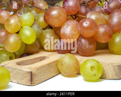 Uva su fondo bianco. Bacche per vino. Isola di Berry. Uva dolce kishmish. Alimentazione cruda. Tipo di uva Foto Stock