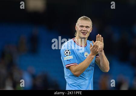 Manchester, Regno Unito. 14th Set, 2022. Erling Haaland di Manchester City saluta i tifosi dopo la partita della UEFA Champions League Group G tra Manchester City e Borussia Dortmund, a Manchester, in Gran Bretagna, il 14 settembre 2022. Credit: Notizie dal vivo su Xinhua/Alamy Foto Stock