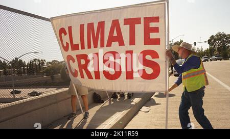 San Diego, California, Stati Uniti. 13th Set, 2022. I veterani protestano contro il Miramar Air Show vicino alla i-15 Freeway a San Diego, California, Stati Uniti il 13 settembre 2022. Un gruppo di veterani che vivono nello stato occidentale degli Stati Uniti della California ha iniziato una serie di proteste Martedì lungo la i-15, una superstrada chiave che collega Los Angeles e San Diego, chiedendo ai militari degli Stati Uniti di annullare il Miramar Air Show e prendere altre misure per affrontare la crisi climatica. PER ANDARE CON 'caratteristica: Le proteste dei veterani degli Stati Uniti avvertono contro il collegamento fra militarismo, crisi climatica' accreditamento: Zeng Hui/Xinhua/Alamy Live News Foto Stock