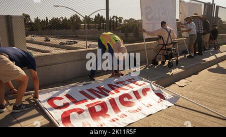 San Diego, California, Stati Uniti. 13th Set, 2022. I veterani protestano contro il Miramar Air Show vicino alla i-15 Freeway a San Diego, California, Stati Uniti il 13 settembre 2022. Un gruppo di veterani che vivono nello stato occidentale degli Stati Uniti della California ha iniziato una serie di proteste Martedì lungo la i-15, una superstrada chiave che collega Los Angeles e San Diego, chiedendo ai militari degli Stati Uniti di annullare il Miramar Air Show e prendere altre misure per affrontare la crisi climatica. PER ANDARE CON 'caratteristica: Le proteste dei veterani degli Stati Uniti avvertono contro il collegamento fra militarismo, crisi climatica' accreditamento: Zeng Hui/Xinhua/Alamy Live News Foto Stock