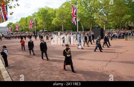 Londra, Inghilterra, Regno Unito. 14th Set, 2022. Re CARLO II, Principe HARRY, principi Royal ANNE, Duca di York ANDREW e Duca di Kent EDWARD seguono la bara della Regina Elisabetta II, drappeggiato nello Standard reale con la Corona di Stato Imperiale posta in cima. La bara viene trasportata su una carrozza trainata da un cavallo della Royal Horse Artillery, la truppa del Re, nella processione cerimoniale da Buckingham Palace a Westminster Hall. (Credit Image: © Tayfun Salci/ZUMA Press Wire) Foto Stock