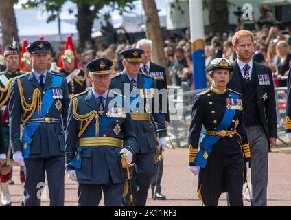 Londra, Inghilterra, Regno Unito. 14th Set, 2022. Principe di Galles WILLIAM, Re CARLO II, Principe HARRY e principi Royal ANNE seguono la bara della Regina Elisabetta II, drappeggiato nello Standard reale con la Corona di Stato Imperiale posta in cima. La bara viene trasportata su una carrozza trainata da un cavallo della Royal Horse Artillery, la truppa del Re, nella processione cerimoniale da Buckingham Palace a Westminster Hall. (Credit Image: © Tayfun Salci/ZUMA Press Wire) Foto Stock