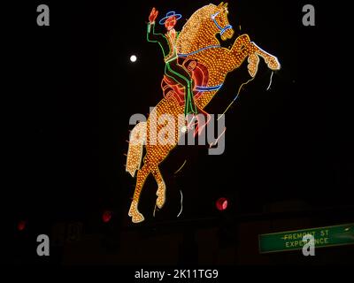 Las Vegas USA - 15 2008 agosto; cavallo e cavaliere al neon Old Hacienda sul cartello stradale Fremont Street Experience Foto Stock