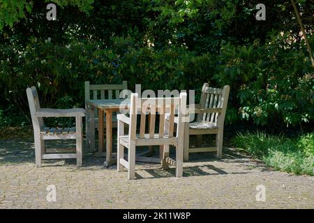 Sedie e tavolo per riposare in un angolo accogliente nel giardino Foto Stock