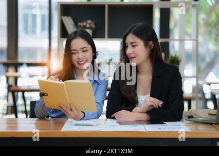 Asian Business Woman o contabile fanno matematica e analizzano con calcolatrice e documentazione su scrivania, conto, consulenza, revisione e il concetto di salvataggio Foto Stock