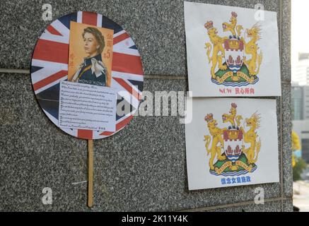 Hong Kong, Hong Kong, Cina. 15th Set, 2022. All'alba del 7th° giorno dal passaggio della Regina Elisabetta II, fiorisce sul marciapiede fuori dal Consolato britannico in Ammiragliato, Hong Kong. Hong Kong, un tempo colonia britannica, è stata restituita alla Cina con la sedizione di un crimine sotto il nuovo regime. Con l'aumentare dei fiori e dei messaggi, si fa riferimento all'era d'oro della regola britannica. Tali messaggi potrebbero essere visti come sedimentosi e anti-Cina. Destra in alto- NOWæ°'å¿ƒæ€å' (ORA ciò che la gente vuole) destra in basso- Hong Kong manca l'amministrazione delle Regine. (Credit Image: © Jayne Russell/ZUMA Press Wire) Foto Stock