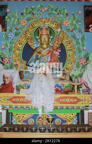 Tawang, Arunachal Pradesh, India - 7th dicembre 2020: Statua di padmasambhava guru Rinpoche in un monastero nella stazione di Tawang Hill Foto Stock