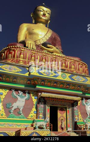 Tawang, Arunachal Pradesh, India - 8th dicembre 2019: Famosa statua gigante del buddha della stazione di tawang Hill Foto Stock