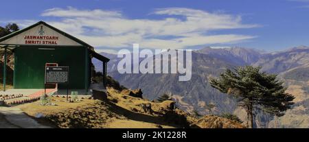 Tawang, Arunachal Pradesh, India - 10th novembre 2020: Monumento commemorativo di guerra di Jaswant garh, simbolo del coraggio degli eserciti indiani e in onore di Jaswant Singh Foto Stock