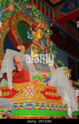 Tawang, Arunachal Pradesh, India - 7th dicembre 2020: Statua di padmasambhava guru Rinpoche in un monastero nella stazione di Tawang Hill Foto Stock