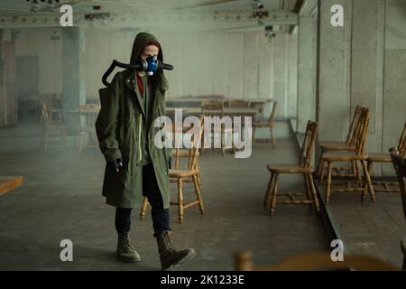 Disastro ambientale. Sopravvissuto post apocalittico in maschera di gas. Abbigliamento Doomsday. Protezione della natura Foto Stock