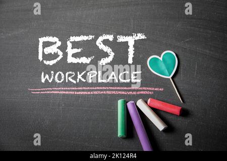 IL LUOGO DI LAVORO MIGLIORE. Testo su lavagna a gesso nero. Foto Stock