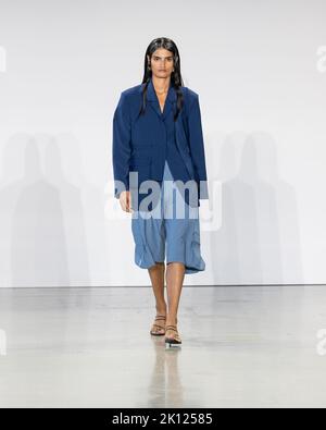 New York, Stati Uniti. 14th Set, 2022. Model walks runway per la sfilata della settimana di moda di DEVEAUX Primavera/Estate 2022 allo Sptring Studios (Foto di Lev Radin/Pacific Press) Credit: Pacific Press Media Production Corp./Alamy Live News Foto Stock